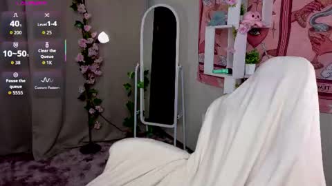 Snapshot of sparky_fox chatting on June 30, 12:00 am Nika online show from June 30, 12:00 am