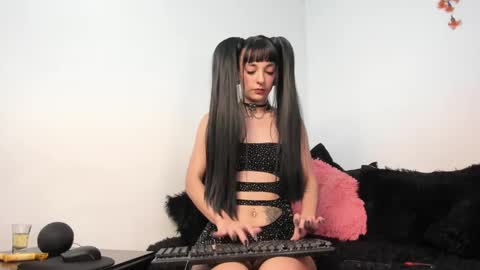 Snapshot of split_girl chatting on February 6, 2:44 am EMMA online show from February 6, 2:44 am