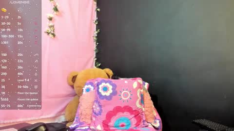 Snapshot of split_girl chatting on October 8, 10:07 pm EMMA online show from October 8, 10:07 pm