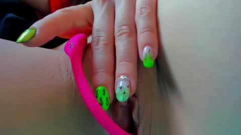 Snapshot of squirttati33 chatting on December 3, 2:49 pm Tati online show from December 3, 2:49 pm