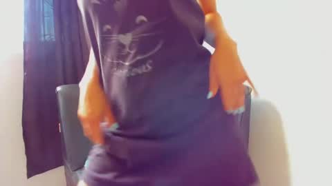 Snapshot of squirttati33 chatting on February 19, 4:11 pm Tati online show from February 19, 4:11 pm