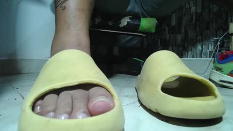 Snapshot of srfindomfeet_ chatting on February 1, 7:18 am sr master cum its my old account online show from February 1, 7:18 am