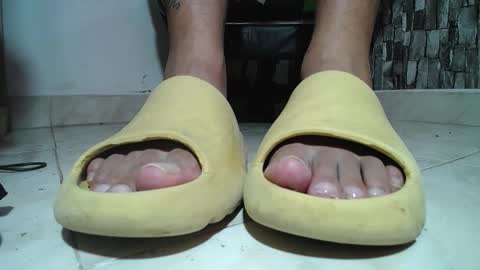 Snapshot of srfindomfeet_ chatting on February 2, 5:33 pm sr master cum its my old account online show from February 2, 5:33 pm