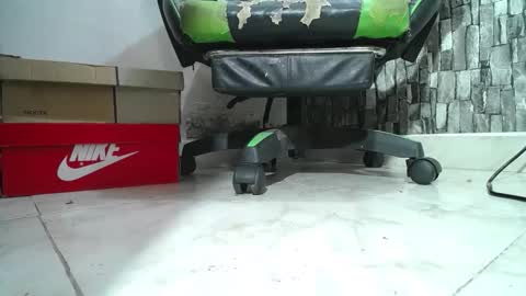 Snapshot of srfindomfeet_ chatting on February 8, 3:32 am sr master cum its my old account online show from February 8, 3:32 am