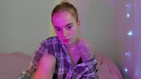 Snapshot of stacey_brow chatting on May 7, 1:55 am stacey online show from May 7, 1:55 am