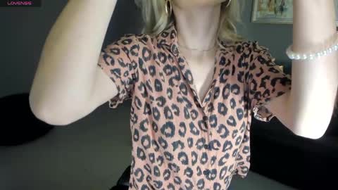 Snapshot of staceywood_ chatting on April 22, 10:50 am Stacy Woods online show from April 22, 10:50 am