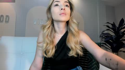 Snapshot of staceywood_ chatting on April 23, 11:42 am Stacy Woods online show from April 23, 11:42 am