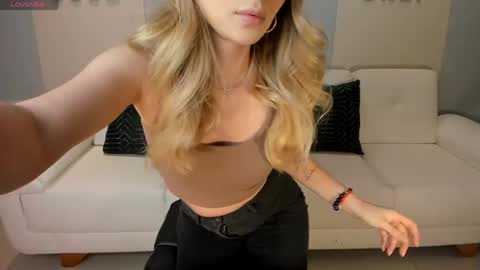 Snapshot of staceywood_ chatting on April 28, 11:04 am Stacy Woods online show from April 28, 11:04 am