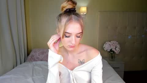 Snapshot of stacy_riiver chatting on February 22, 11:24 am Stacy Mon Tue Wed Thu Fri Sun GMT GMT 3 1000am - 0400pm  online show from February 22, 11:24 am