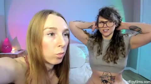 Snapshot of starduvall chatting on February 12, 11:09 pm Star Deluge online show from February 12, 11:09 pm