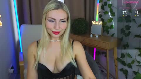 Snapshot of ste1la chatting on May 10, 9:14 am Stella online show from May 10, 9:14 am
