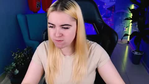 stef_nicks online show from September 12, 5:51 am