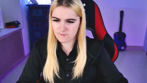 stef_nicks online show from September 18, 9:11 am