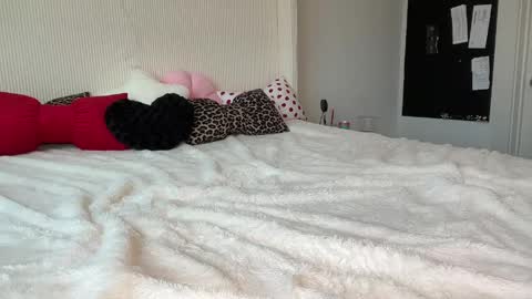 Snapshot of stellakay chatting on May 4, 10:17 pm Stella Kay online show from May 4, 10:17 pm