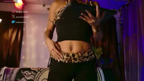 stellart_ online show from April 12, 2:16 am