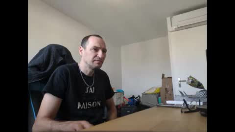 Snapshot of stickolive1 chatting on April 22, 7:33 am stickolive1 online show from April 22, 7:33 am