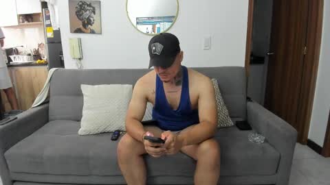 Snapshot of straight__friends chatting on May 22, 2:01 pm straight__friends online show from May 22, 2:01 pm