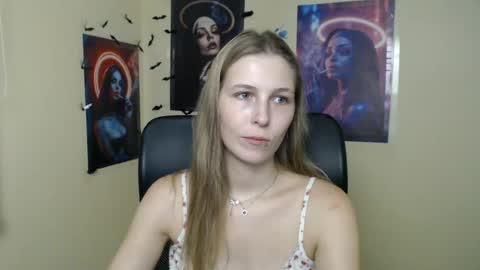 Snapshot of stranger_giirl chatting on August 3, 11:37 am Amalia online show from August 3, 11:37 am