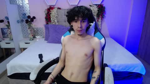 Nikolas And Sophia online show from December 3, 6:38 pm