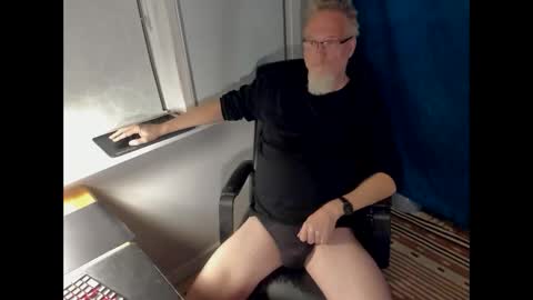 Snapshot of strip_m chatting on December 19, 7:10 pm strip_m online show from December 19, 7:10 pm