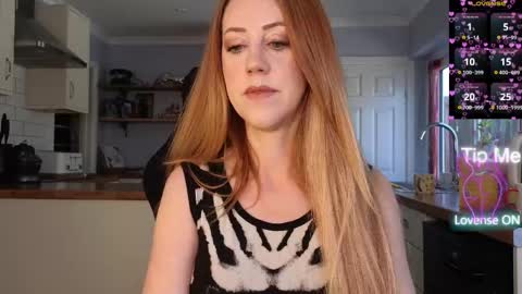 Snapshot of stripmequick chatting on April 27, 9:29 am Amorina online show from April 27, 9:29 am
