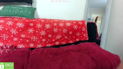 Snapshot of studiowahines chatting on December 26, 3:16 am StudioWahines online show from December 26, 3:16 am