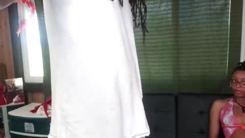 StudioWahines online show from December 20, 10:39 pm