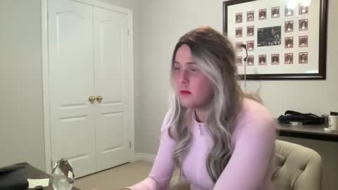 Snapshot of submiss14 chatting on May 17, 6:44 am Sissy Isabella online show from May 17, 6:44 am