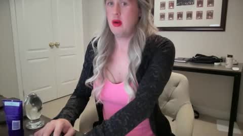 Snapshot of submiss14 chatting on May 28, 8:00 am Sissy Isabella online show from May 28, 8:00 am