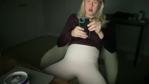 Snapshot of submiss14 chatting on June 4, 6:41 am Sissy Isabella online show from June 4, 6:41 am