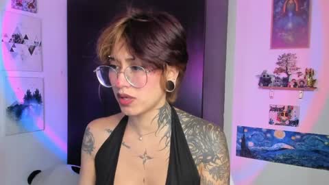 Snapshot of succubus_girl_ chatting on May 19, 2:51 am Alexy online show from May 19, 2:51 am