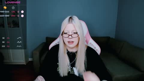 Snapshot of succubus_leslie chatting on December 22, 2:27 pm succubus_leslie online show from December 22, 2:27 pm