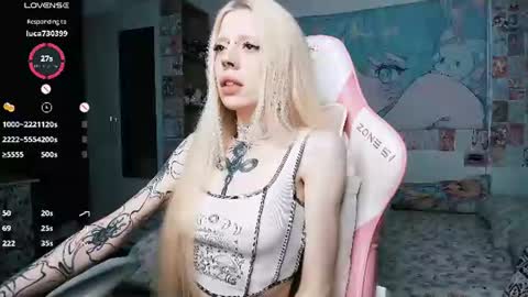 Snapshot of succubus_leslie chatting on July 23, 10:24 am succubus_leslie online show from July 23, 10:24 am