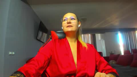 Snapshot of sugar_mayy chatting on October 20, 8:15 am May online show from October 20, 8:15 am