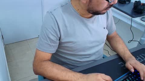 Snapshot of sugarhairybear chatting on January 13, 6:35 pm Johnny online show from January 13, 6:35 pm