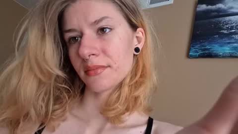 Ophelia online show from November 24, 3:01 pm