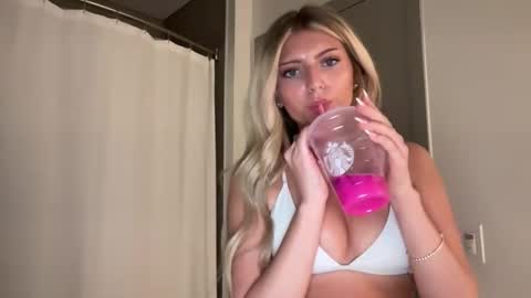 Snapshot of summerclarkee chatting on March 3, 9:53 pm summerclarkee online show from March 3, 9:53 pm