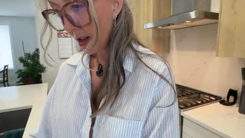 Snapshot of sunnie_dayz chatting on May 5, 7:00 pm Hi Im Sunnie - Next show Friday August 1 online show from May 5, 7:00 pm