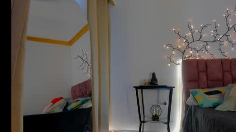 Sunny Leon Z online show from March 6, 9:00 pm