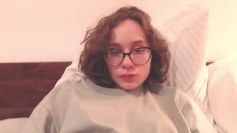 Snapshot of sunshinehella chatting on June 3, 7:41 pm Hella online show from June 3, 7:41 pm
