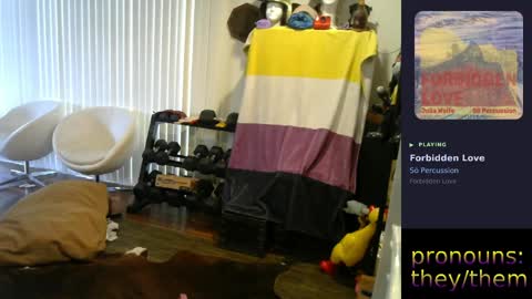 Snapshot of sunshinestreak chatting on May 13, 7:00 pm im not actually a man my pronouns are theythem online show from May 13, 7:00 pm
