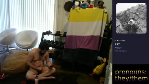 Snapshot of sunshinestreak chatting on May 14, 7:09 pm im not actually a man my pronouns are theythem online show from May 14, 7:09 pm
