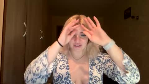 Snapshot of sunshinyflash chatting on November 11, 5:13 pm sunshinyflash online show from November 11, 5:13 pm