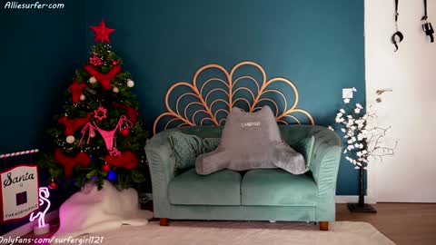 Snapshot of surfergirl121 chatting on December 29, 2:42 pm Allie online show from December 29, 2:42 pm