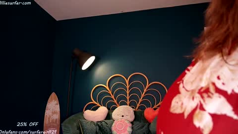 Snapshot of surfergirl121 chatting on February 14, 9:43 pm Allie online show from February 14, 9:43 pm