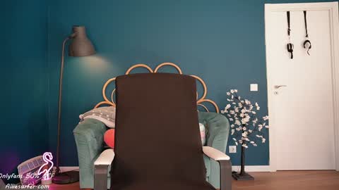 Snapshot of surfergirl121 chatting on September 22, 4:20 pm Allie online show from September 22, 4:20 pm