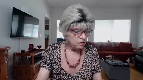 Snapshot of susanandlisa chatting on June 20, 3:59 pm sexualsusan online show from June 20, 3:59 pm