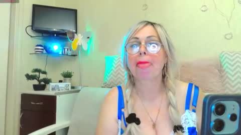 SusieNoreen online show from October 9, 8:01 am
