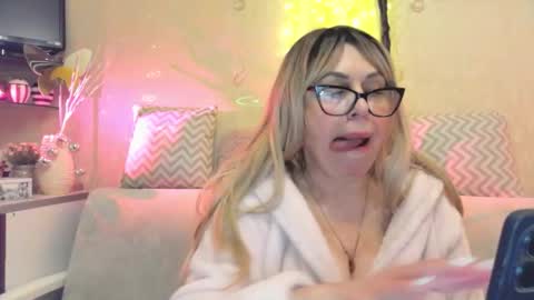 Snapshot of susiexnoreen chatting on February 9, 6:28 am SusiexNoreen online show from February 9, 6:28 am