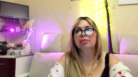 Snapshot of susiexnoreen chatting on February 18, 10:39 pm SusiexNoreen online show from February 18, 10:39 pm